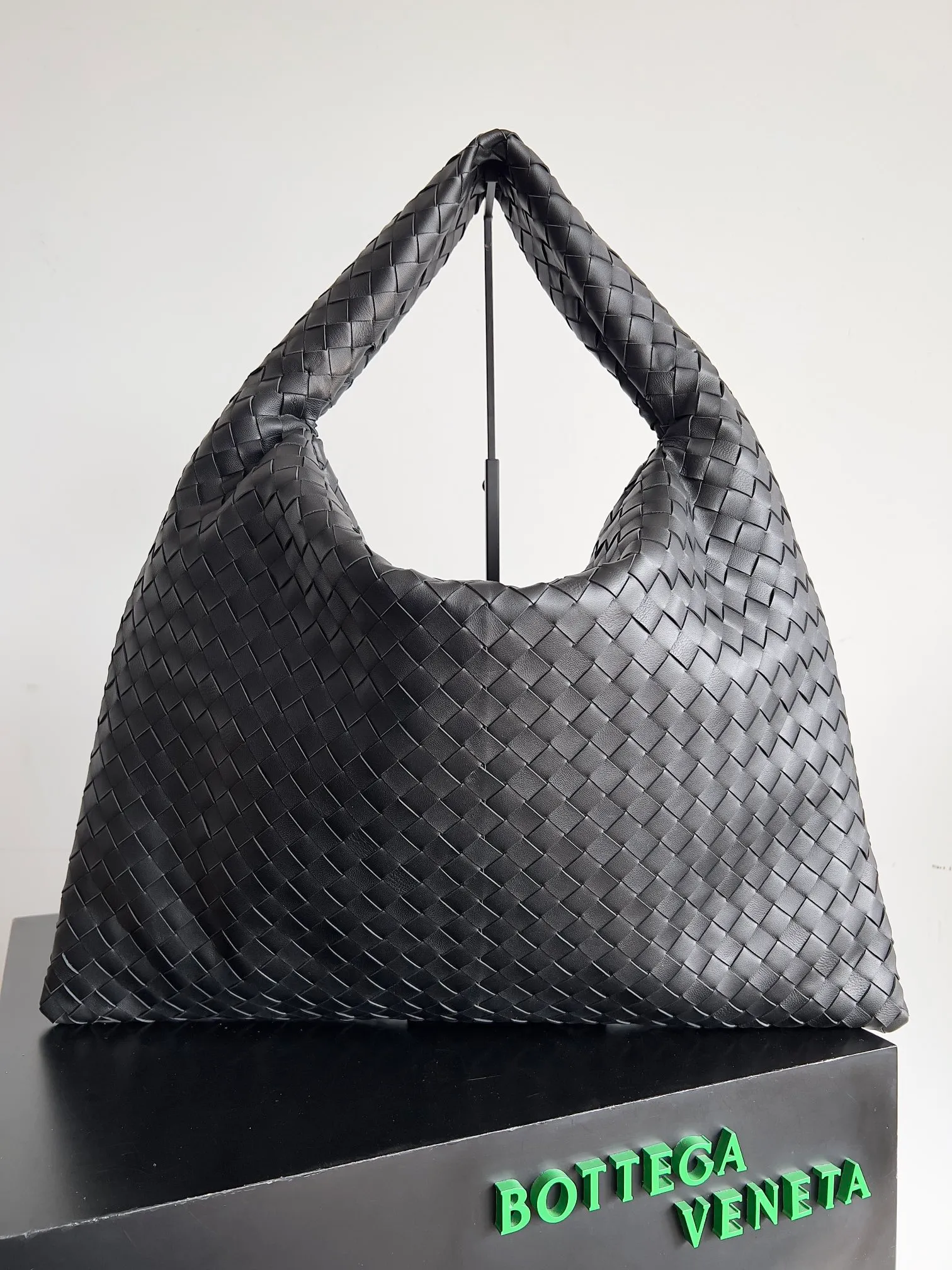 Batch 2160 Recently, I seem to be obsessed with this bag from BV~ The new Hop is really not too beautiful. The whole bag has no seams. The bag body and handles are made of one piece of leather. It embodies the style and essence of Bottega Veneta. It truly represents craftsmanship and creativity. The large size has a very loose and lazy upper body. Big bag lovers will definitely not regret buying it. Style number: 763970 Size: 53*24*13